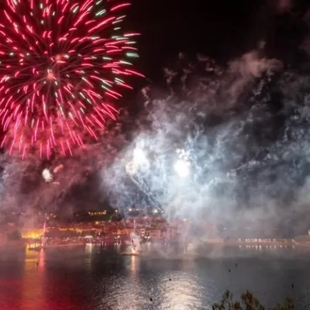 Vue Exceptionnelle Sur La Baie De *